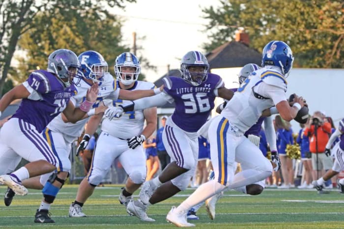 Gamecock QB target Ryan Montgomery escaping the pocket vs Memorial (16th Sept., 2023)